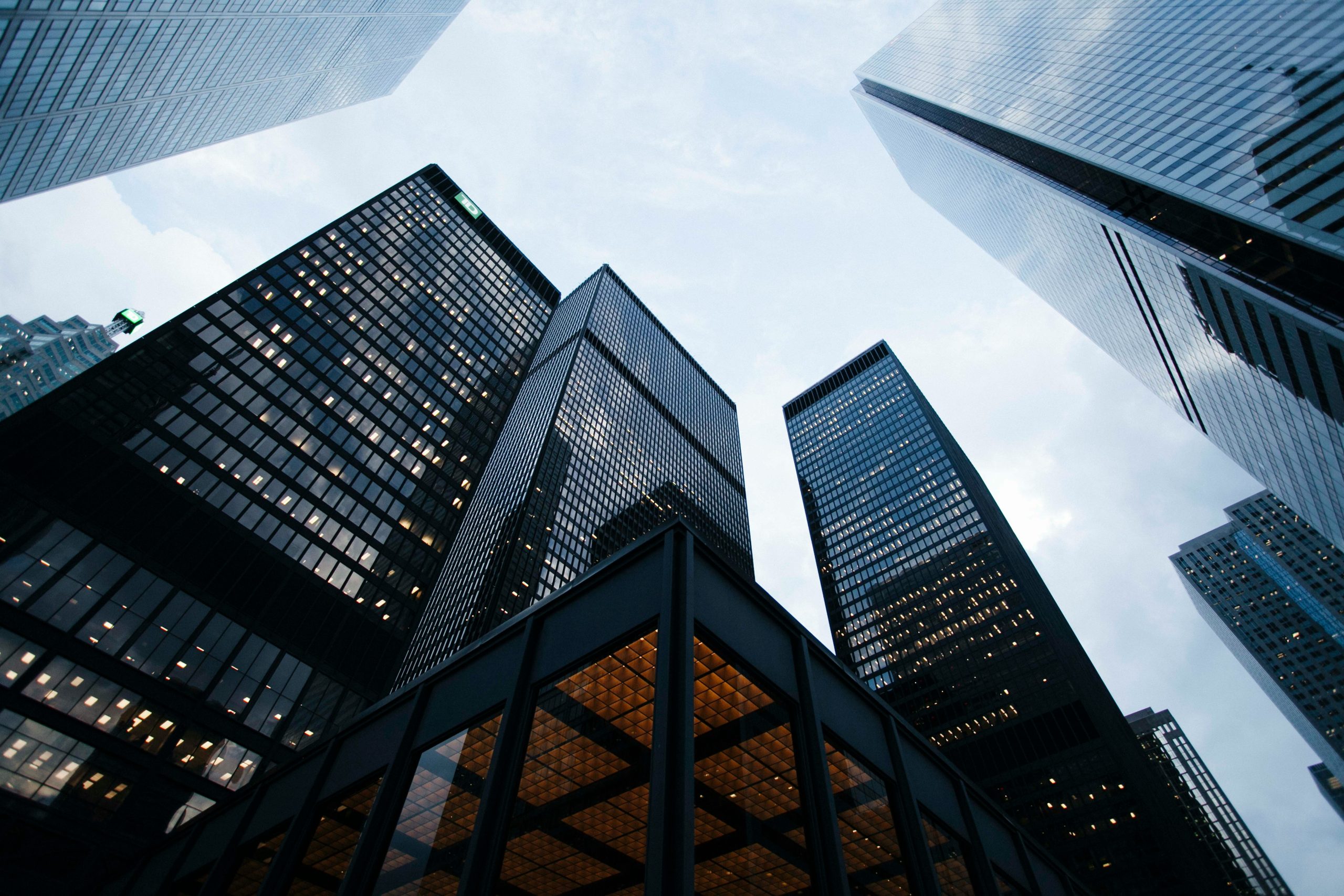 Sky-high rise buildings in London for financial services.